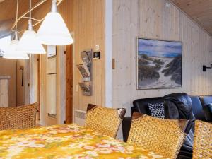 ロッケンにあるThree-Bedroom Holiday home in Løkken 81のダイニングルーム(テーブル、椅子付)