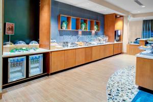 奥古斯塔奥古斯塔万豪春丘酒店的一间商店,上面有很多盘子 更多5张照片