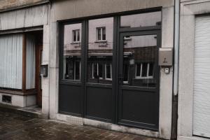 een paar glazen deuren op een gebouw bij Tiny House : Felix the Cat in La-Roche-en-Ardenne