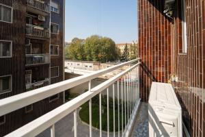 a balcony of a building with a view of a street at Esclusivo appartamento con 2 camere da letto in Milan