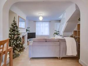 sala de estar con sofá y árbol de Navidad en Pass the Keys Charming 2 Bedroom House Good Transport and Parking en Londres