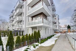 apartamentowiec z białą fasadą w obiekcie Elite Apartments Rezydencja Marina w Gdańsku