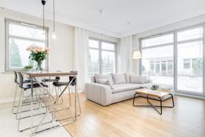 salon z kanapą i stołem w obiekcie Elite Apartments Rezydencja Marina w Gdańsku