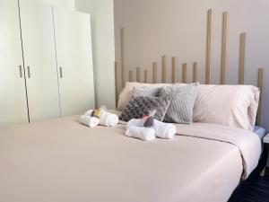 um sofá branco com três bichos de peluche. em Appartement Cosy Centre ville Marseille wifi em Marselha
