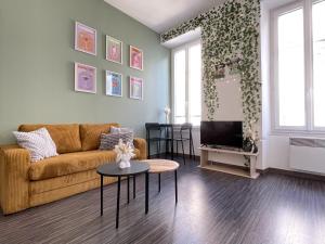 - un salon avec un canapé et une télévision dans l'établissement Appartement Cosy Centre ville Marseille wifi, à Marseille