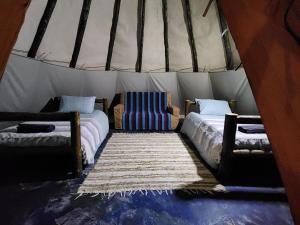 Postel nebo postele na pokoji v ubytování Tsitsikamma Wolf Sanctuary ECO Cabins & Teepees