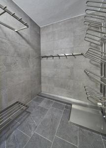 La salle de bains est pourvue d'une douche avec du carrelage gris. dans l'établissement Good Life Top 3, à Saalbach-Hinterglemm