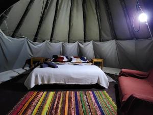 Postel nebo postele na pokoji v ubytování Tsitsikamma Wolf Sanctuary ECO Cabins & Teepees