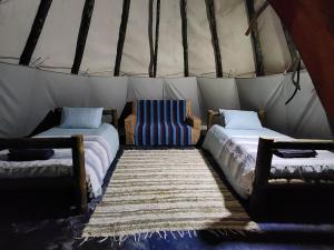 Postel nebo postele na pokoji v ubytování Tsitsikamma Wolf Sanctuary ECO Cabins & Teepees