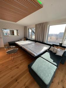 una grande camera con due letti e un divano di Albelli Luxury Skyview a Košice