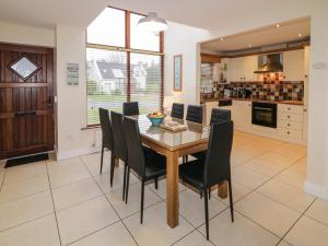 Кухня или мини-кухня в Sea Spray Cottage
