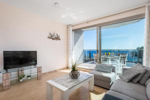 a living room with a couch and a tv at Apartamento Melior 2C - PlusHolidays in Calpe