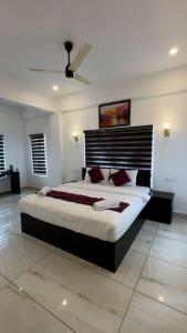 ein Schlafzimmer mit einem großen Bett in einem Zimmer in der Unterkunft Himasailam Resort in Vagamon