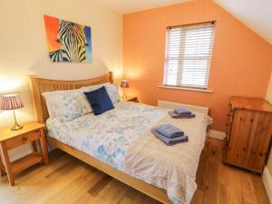 מיטה או מיטות בחדר ב-Sea Spray Cottage