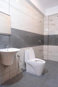 łazienka z toaletą i umywalką w obiekcie Himasailam Resort w mieście Vagamon