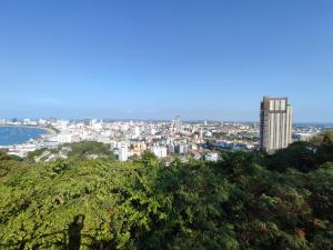 vista sulla città dalla cima di una collina di Unixx a Pattaya Sud