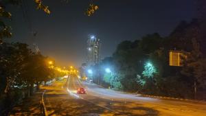 una calle de la ciudad por la noche con un edificio alto en Unixx, en Pattaya South