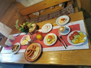 einen Tisch mit Teller mit Lebensmitteln auf einem Tisch in der Unterkunft Wellness rezort Jánošíkov dvor in Zázrivá