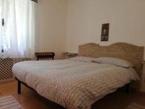 1 dormitorio con 1 cama grande en una habitación en Cortina, the place to be!, en Cortina dʼAmpezzo
