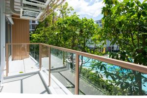 - Balcón con vistas a los árboles del edificio en Phyll Phuket 2 BR apartment near Central Festival by NLA, en Phuket