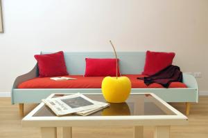 ローマにあるMonti Studioのリビングルーム(赤い枕とテーブル付きのソファ付)