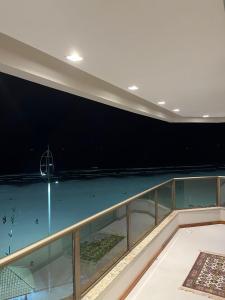 Πισίνα στο ή κοντά στο Apto Frente e Vista Inteira Mar em Balneario Camboriu Deslumbrante e Aconchegante