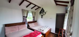 Uma cama ou camas num quarto em Acme Divine View