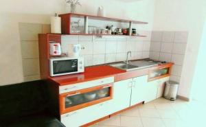 Kuchyň nebo kuchyňský kout v ubytování Vis Mirja Apartment 2