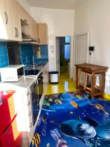 una cocina con suelo con diseño de pescado. en Ziggla Luxury Properties, en Londres