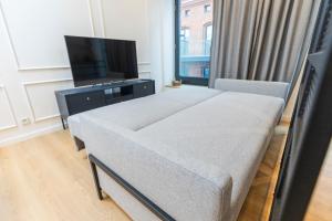 1 dormitorio con 1 cama y TV en una habitación en KM RENT Łódź, Kopernika 15, en Łódź