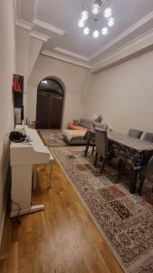 sala de estar con mesa y sofá en Kristal Sumqayıt, en Sumqayit