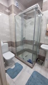 een badkamer met een douche, een toilet en een wastafel bij Kristal Sumqayıt in Sumqayıt