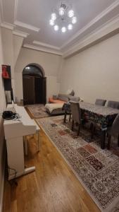 sala de estar con sofá y mesa en Kristal Sumqayıt, en Sumqayit