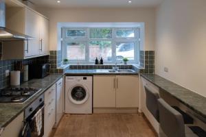 Dapur atau dapur kecil di Spacious House in Brighton with large garden and free parking