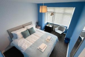 Tempat tidur dalam kamar di Spacious House in Brighton with large garden and free parking