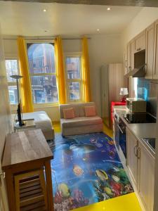 cocina con sala de estar con alfombra de pescado en el suelo en Ziggla Luxury Properties en Londres
