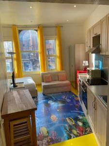ロンドンにあるZiggla Luxury Propertiesのキッチン、リビングルーム(床に魚の敷物付)