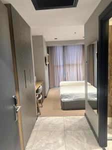Postel nebo postele na pokoji v ubytování SHERLOCK HOMES HOTELS