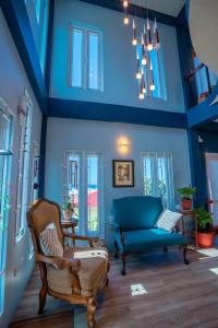 - un salon bleu avec un canapé et des chaises dans l'établissement The Green House on Bedford Street - Portsmouth, à Portsmouth