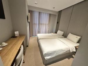 Postel nebo postele na pokoji v ubytování SHERLOCK HOMES HOTELS