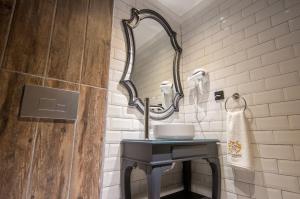 een badkamer met een wastafel en een spiegel bij SHERLOCK HOMES HOTELS in Istanbul