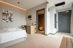 Postel nebo postele na pokoji v ubytování SHERLOCK HOMES HOTELS