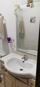 y baño con lavabo blanco y espejo. en Villapaz2, en Santa Cruz de Tenerife
