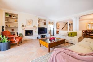 アルブフェイラにあるVilla Punta Cana by Algarve Vacationのソファとテーブルのあるリビングルーム