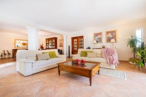 アルブフェイラにあるVilla Punta Cana by Algarve Vacationのリビングルーム(白いソファ2台、コーヒーテーブル付)