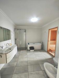 Koupelna v ubytování Gran Piscina Hidromasaje playa privada y sauna