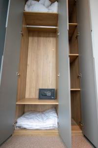 Postel nebo postele na pokoji v ubytování SHERLOCK HOMES HOTELS