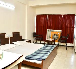 um quarto de hotel com duas camas e uma lareira em HOTEL GOMTI em Nagpur