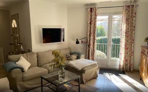 uma sala de estar com um sofá e uma mesa de vidro em Villa de 4 chambres avec piscine privee jardin clos et wifi a Generargues em Générargues