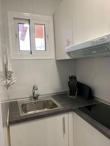 a kitchen with a sink and a window at Apartamento con encanto y piscina in Fuengirola